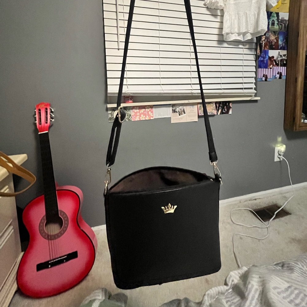Simple Black Crown Purse